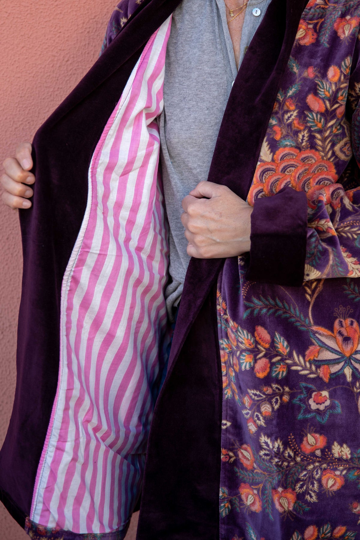 Kimono corto de terciopelo estampado, vista lateral