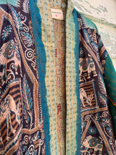 Cargar imagen en el visor de la galería, Silk Vintage Kantha kimono
