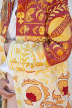 Carica l&#39;immagine nel visualizzatore di Gallery, Long Suzani Kimono
