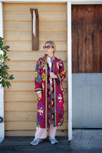 Charger l&#39;image dans la galerie, Long red Suzani kimono
