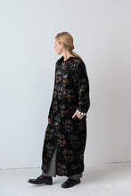 Charger l&#39;image dans la galerie, Meera Silk Velvet Coat
