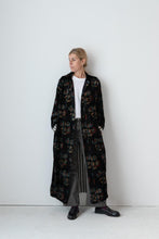 Charger l&#39;image dans la galerie, Meera Silk Velvet Coat
