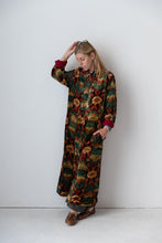 Charger l&#39;image dans la galerie, Meera Silk Velvet Coat
