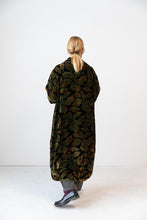 Charger l&#39;image dans la galerie, Meera Silk Velvet Coat
