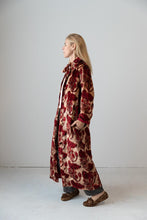 Carica l&#39;immagine nel visualizzatore di Gallery, Meera Silk Velvet Coat
