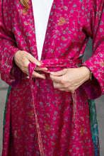 Cargar imagen en el visor de la galería, REVERSIBLE OLD SARI KIMONO
