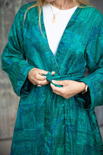 Cargar imagen en el visor de la galería, REVERSIBLE OLD SARI KIMONO
