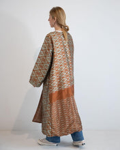 Cargar imagen en el visor de la galería, Reversible Vintage Silk Kimono
