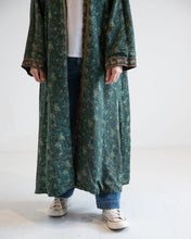 Cargar imagen en el visor de la galería, Riversible Vintage Silk Kimono

