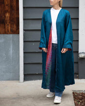 Carica l&#39;immagine nel visualizzatore di Gallery, Reversible Vintage Silk Kimono
