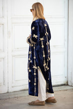 Charger l&#39;image dans la galerie, Silk velvet embroidered kimono
