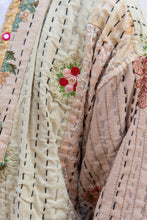 Carica l&#39;immagine nel visualizzatore di Gallery, KANTHA PATCHWORK JACKET
