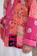 Carica l&#39;immagine nel visualizzatore di Gallery, KANTHA PATCHWORK JACKET
