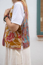 Cargar imagen en el visor de la galería, Old kantha reversible Vest
