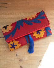 Cargar imagen en el visor de la galería, Suzani Clutch Bag
