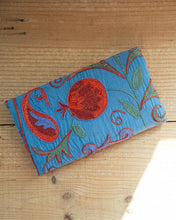 Cargar imagen en el visor de la galería, Suzani Clutch Bag
