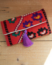 Cargar imagen en el visor de la galería, Suzani Clutch Bag
