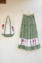 Carica l&#39;immagine nel visualizzatore di Gallery, Kelly Green Skirt
