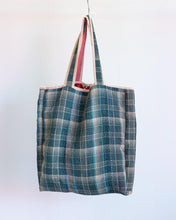 Carica l&#39;immagine nel visualizzatore di Gallery, Reversible Kantha Market Bag
