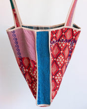 Carica l&#39;immagine nel visualizzatore di Gallery, Reversible Kantha Market Bag
