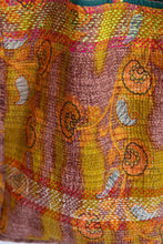 Carica l&#39;immagine nel visualizzatore di Gallery, Reversible Kantha Market Bag
