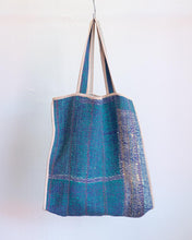 Carica l&#39;immagine nel visualizzatore di Gallery, Reversible Kantha Market Bag
