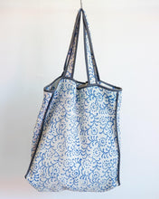 Carica l&#39;immagine nel visualizzatore di Gallery, Reversible Kantha Market Bag
