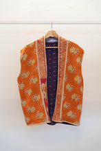 Carica l&#39;immagine nel visualizzatore di Gallery, Old Kantha reversible vest
