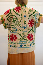 Cargar imagen en el visor de la galería, Old kantha embroidery reversible vest
