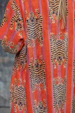 Carica l&#39;immagine nel visualizzatore di Gallery, VELVET TIGER KIMONO
