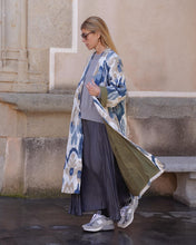 Carica l&#39;immagine nel visualizzatore di Gallery, White  Capri cotton embroidered ikat kimono

