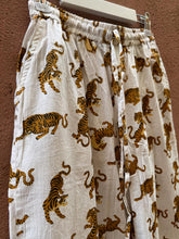 Cargar imagen en el visor de la galería, White tiger Cotton Pijama
