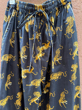 Load image into Gallery viewer, Black Tiger Cotton Pijama
