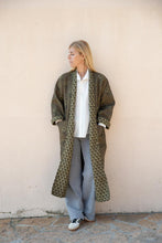 Cargar imagen en el visor de la galería, REVERSIBLE LONG QUILTED COAT
