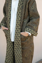 Cargar imagen en el visor de la galería, REVERSIBLE LONG QUILTED COAT
