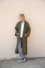 Cargar imagen en el visor de la galería, REVERSIBLE LONG QUILTED COAT
