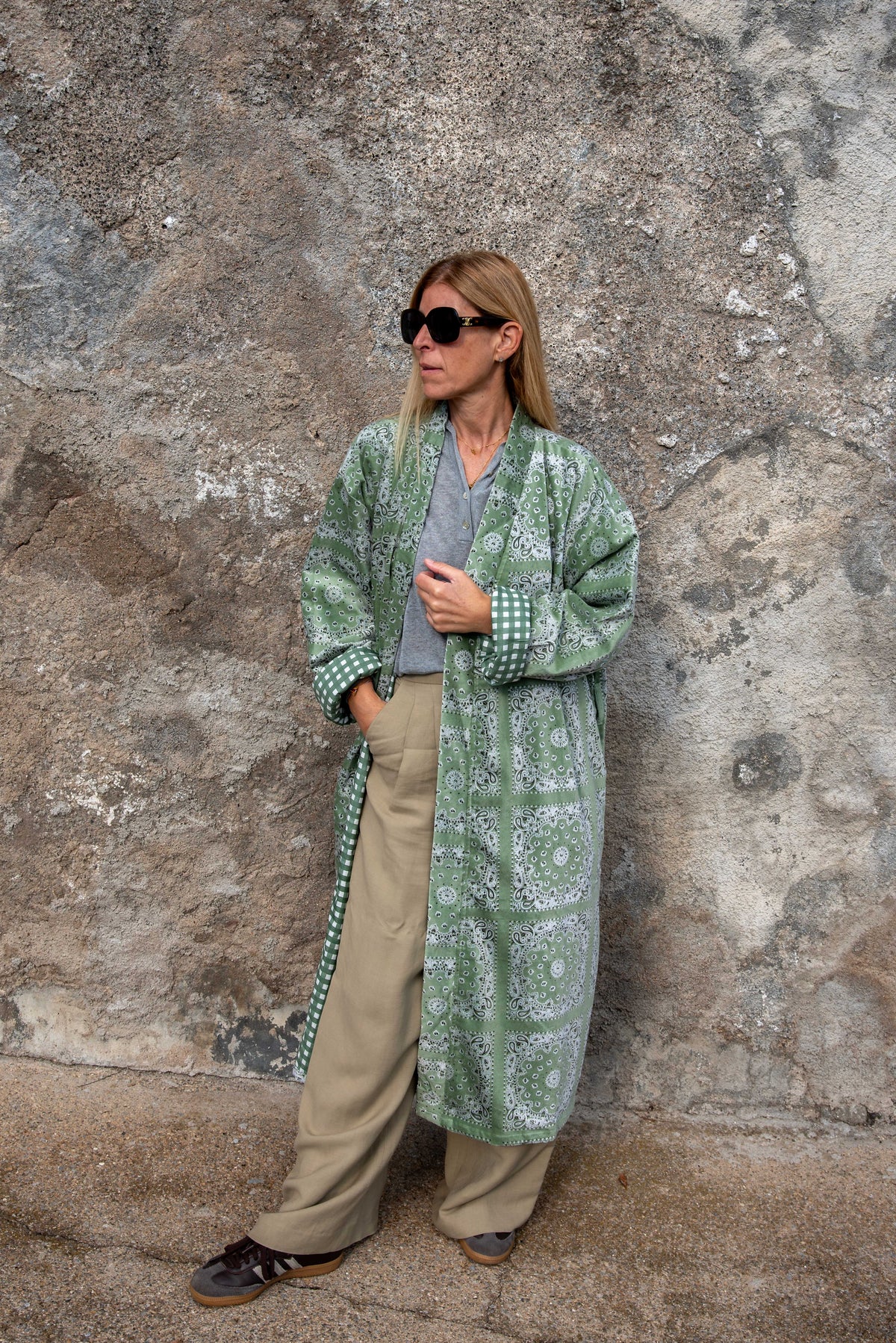 Vista frontal de chaqueta larga verde salvia con estampado paisley
