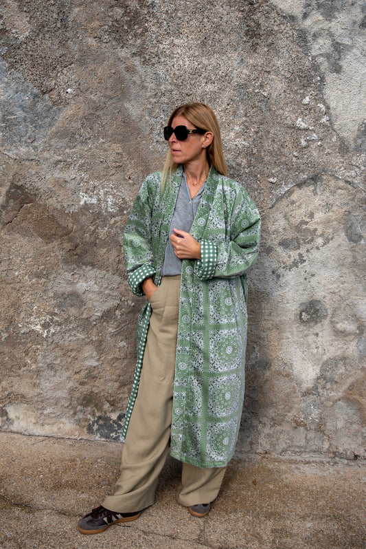 Vista frontal de chaqueta larga verde salvia con estampado paisley