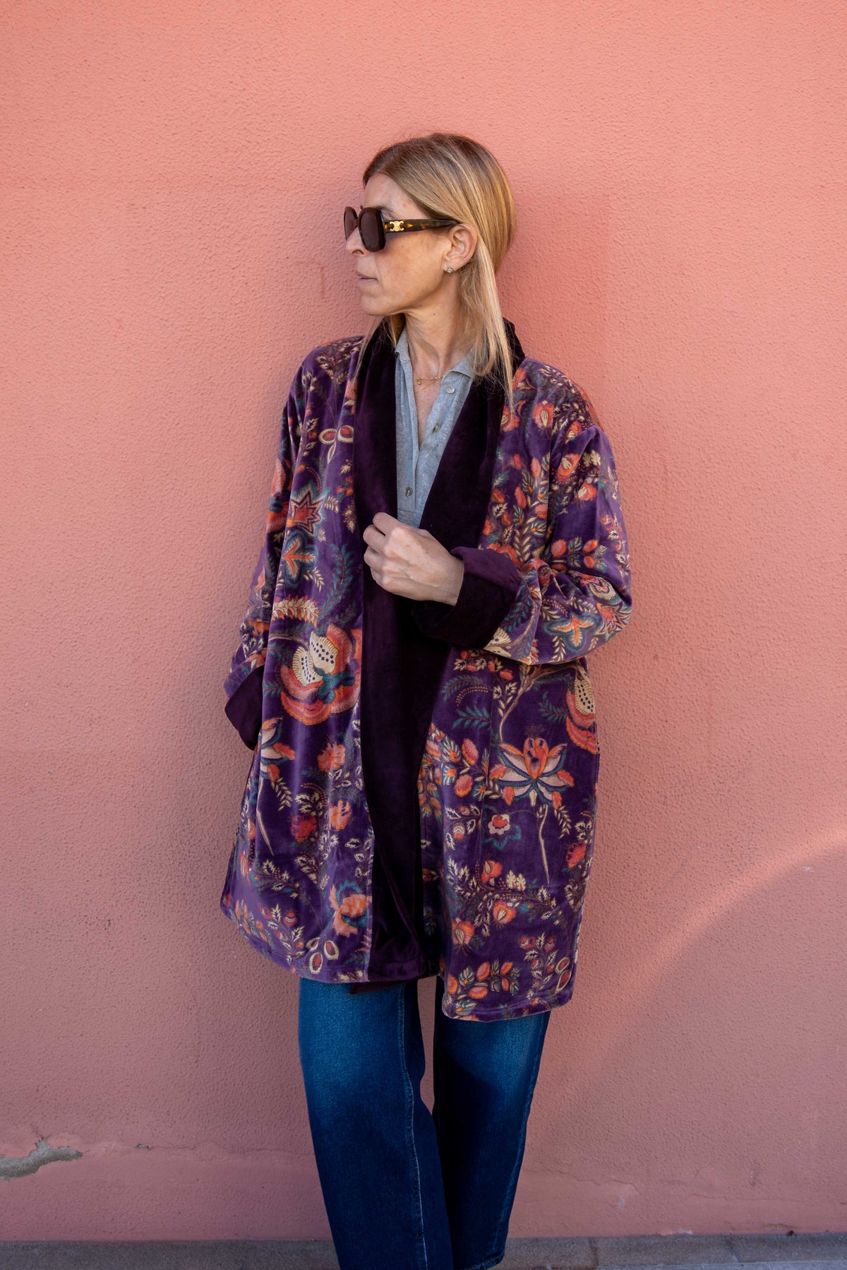 Kimono de terciopelo morado estampado, vista trasera