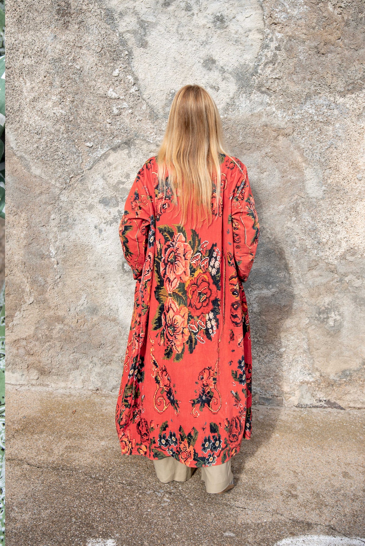 Vista trasera del estampado floral rojo