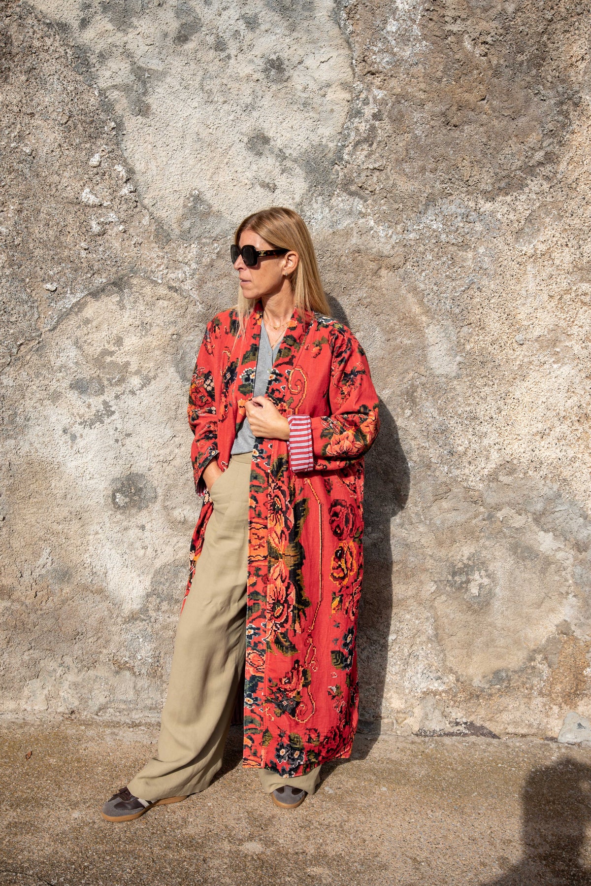 Vista frontal de chaqueta larga roja con estampado floral