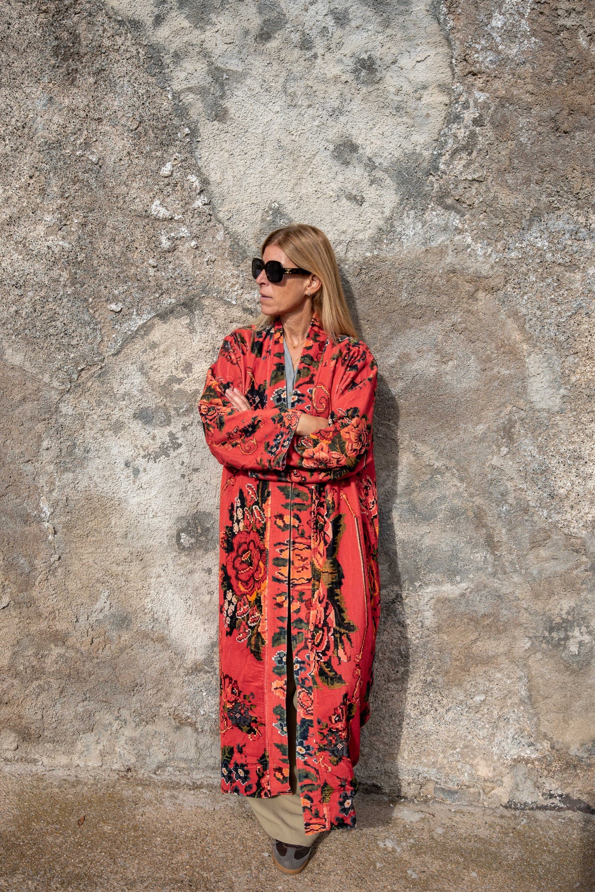 Chaqueta larga floral roja llevada cerrada