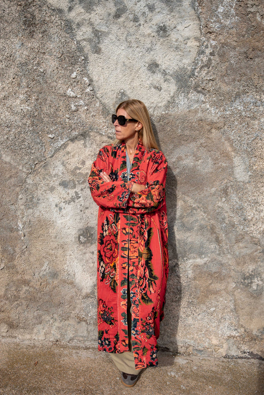 Chaqueta larga floral roja llevada cerrada
