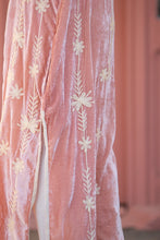 Cargar imagen en el visor de la galería, Silk velvet embroidered kimono
