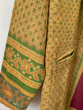 Carica l&#39;immagine nel visualizzatore di Gallery, Vintage Kantha Jacket
