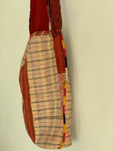 Carica l&#39;immagine nel visualizzatore di Gallery, Vintage Kantha Hand Bag
