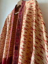 Cargar imagen en el visor de la galería, Vintage Silk Kimono
