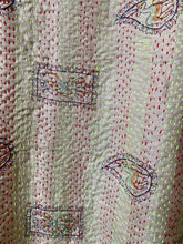 Carica l&#39;immagine nel visualizzatore di Gallery, Vintage Silk Kantha Kimono Reversible
