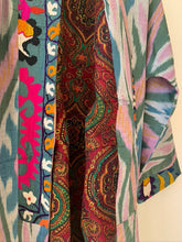 Carica l&#39;immagine nel visualizzatore di Gallery, Vintage Kimono Ikat with Suzani
