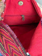 Carica l&#39;immagine nel visualizzatore di Gallery, Vintage Kantha Hand Bag
